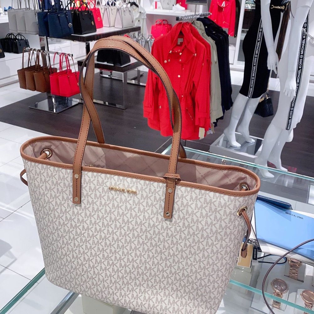 MK JET SET LG DRAWSTRING TOTE LOGO VANILLA